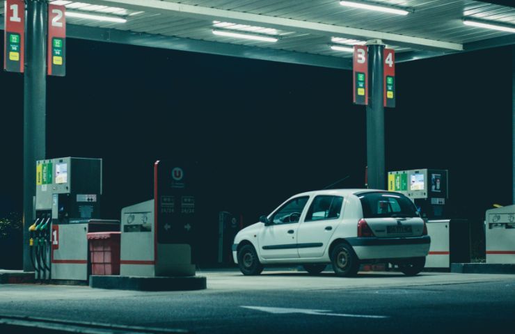 Auto in sosta alla stazione di servizio per fare carburante