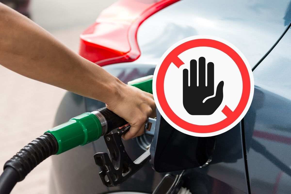 Automobilista in sosta per fare benzina