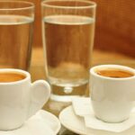 Caffè e bicchieri di acqua