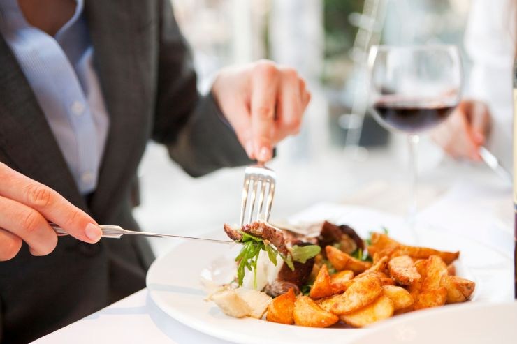 Pranzo da soli al ristorante