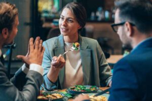 Lavoratori mangiano insieme al ristorante