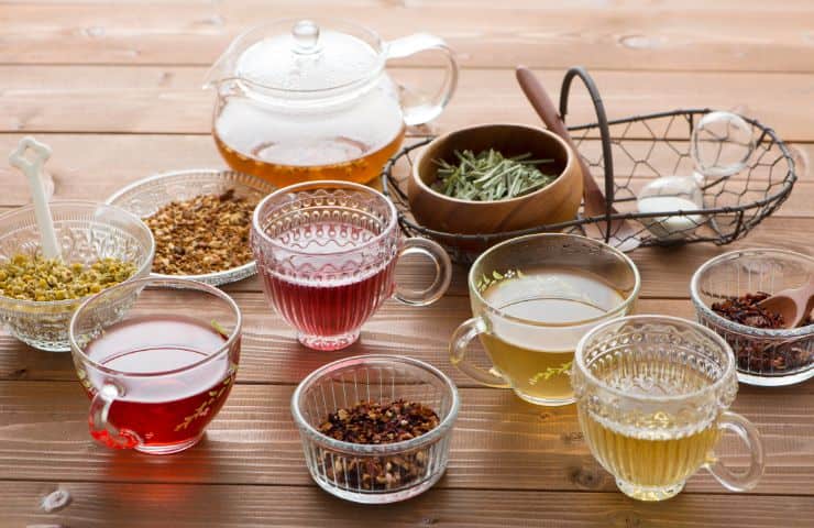 varie tipologie di tisane, in vare tazzine