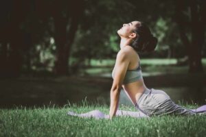 ragazza che pratica ghosh yoga